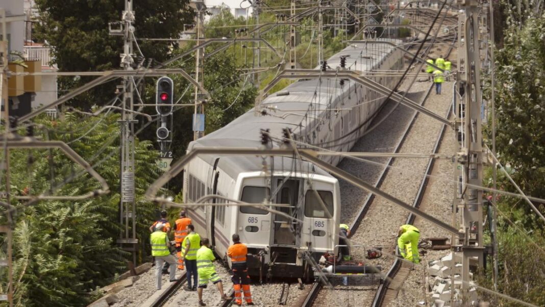 un-tren-sin-pasajeros-descarrila-en-sitges-y-corta-la-circulacion-entre-garraf-y-vilanova-i-la-geltru