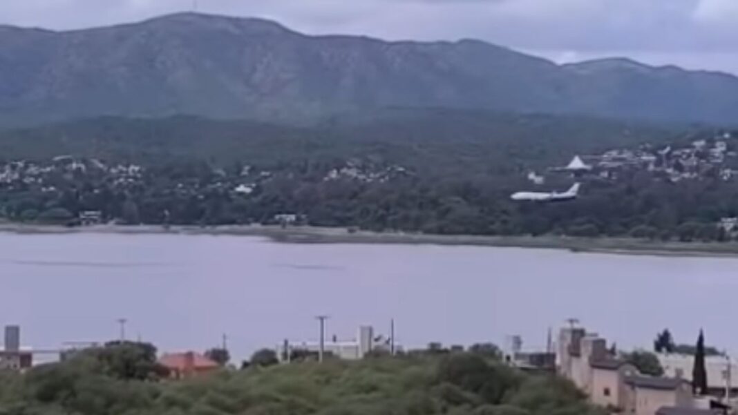 2290253-por-que-un-avion-boeing-737-sobrevolo-varias-veces-carlos-paz