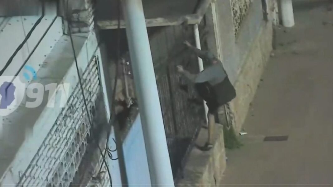 2295078-video-atraparon-a-un-intruso-cuando-trepaba-al-techo-de-una-vivienda