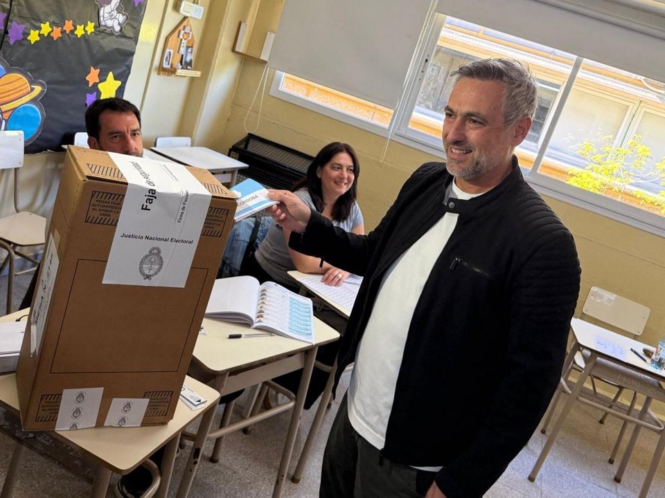 2299149-ramon-mestre-uno-de-los-primeros-candidatos-en-emitir-su-voto-en-cordoba