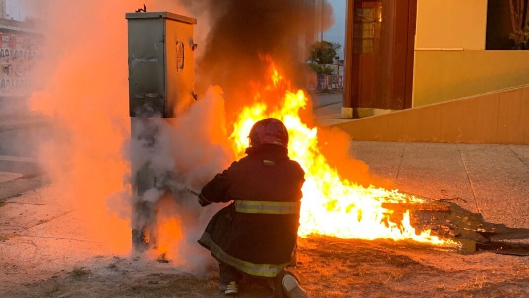 2316836-sofocaron-un-pequeno-incendio-frente-al-hospital-de-urgencias
