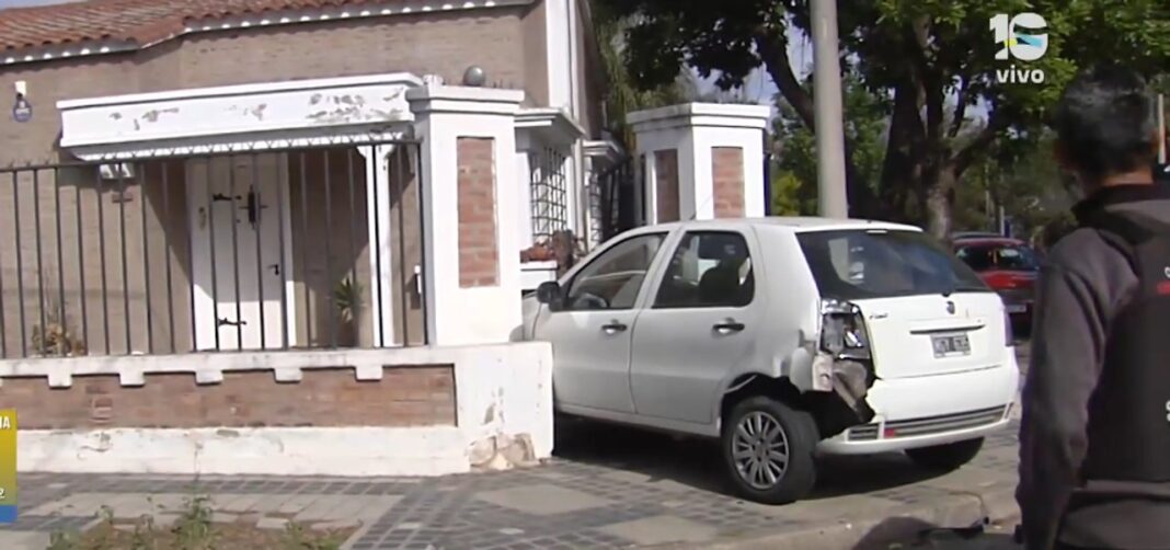 2317906-cordoba-colectivo-choco-contra-un-auto-que-termino-danando-una-vivienda