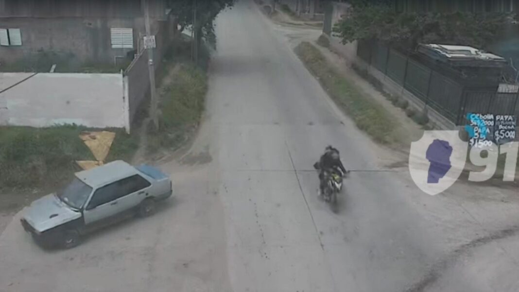 2322232-detuvieron-a-dos-hombres-que-robaron-una-motocicleta-y-huyeron-de-la-policia