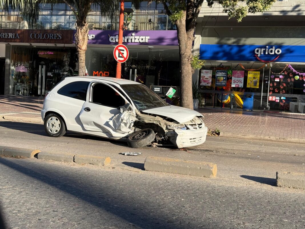 2326713-conductor-herido-tras-chocar-contra-un-arbol-en-el-centro-de-carlos-paz