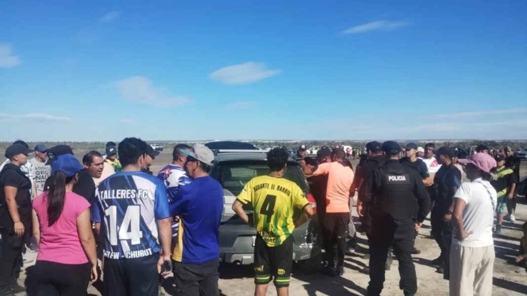 Árbitro de fútbol siendo intervenido por la policía en un campo deportivo