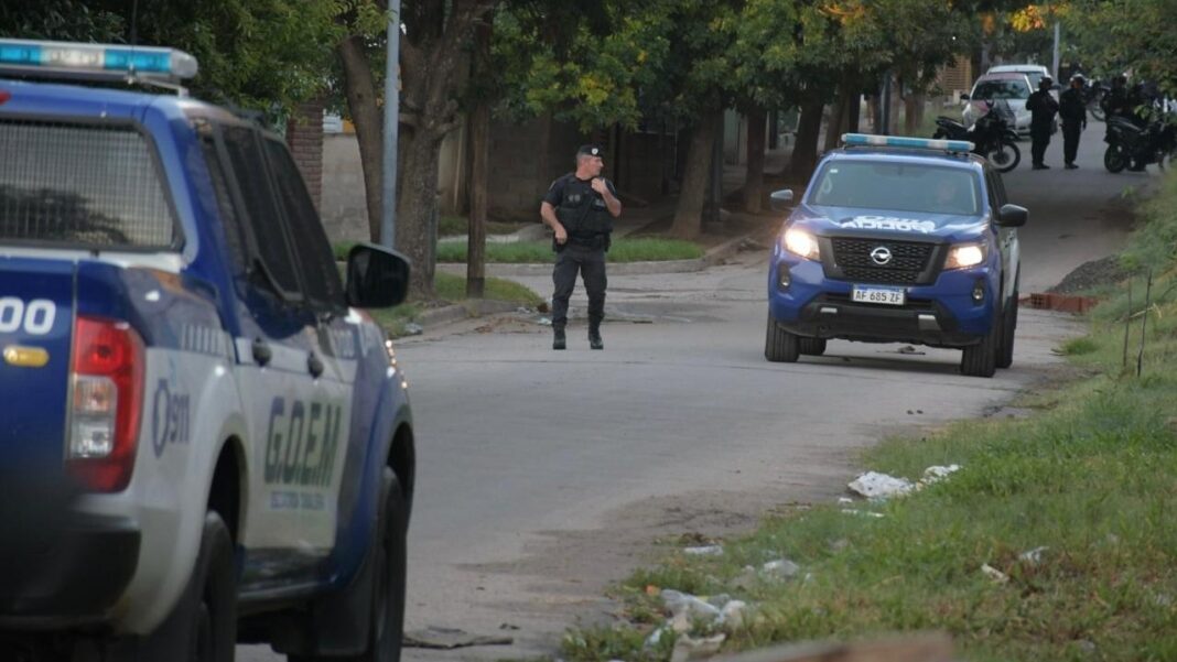 Efectivos policiales en procedimiento en barrio Ferreyra, ciudad de Córdoba
