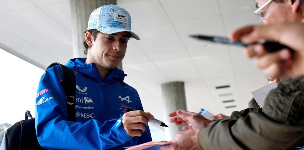 Franco Colapinto junto al monoplaza Alpine E20 de Fórmula 1, en el circuito callejero de Palermo, Buenos Aires.