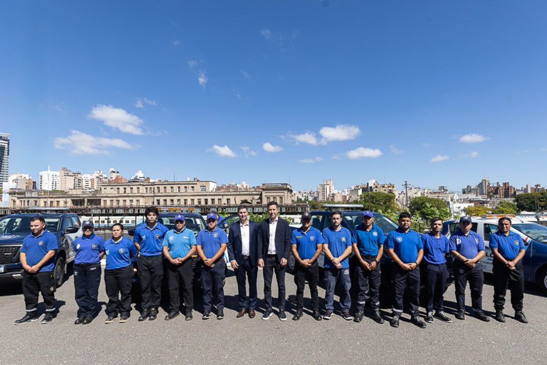 Autoridades provinciales durante la entrega de equipamiento a representantes de Guardias Locales en el Centro Cívico del Bicentenario, Córdoba.