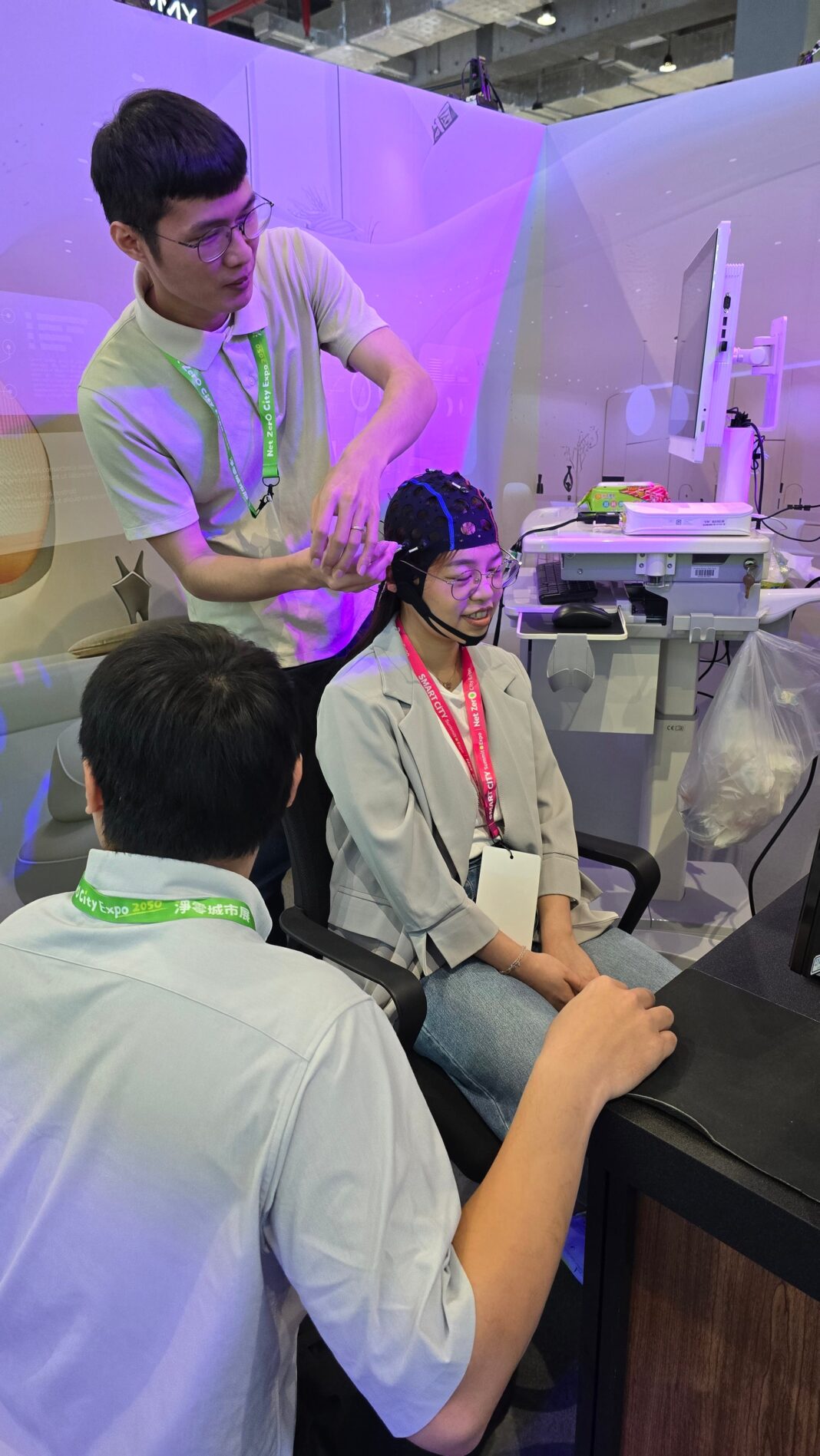 Dispositivos tecnológicos y pantallas mostrando datos médicos en una feria de innovación en salud.