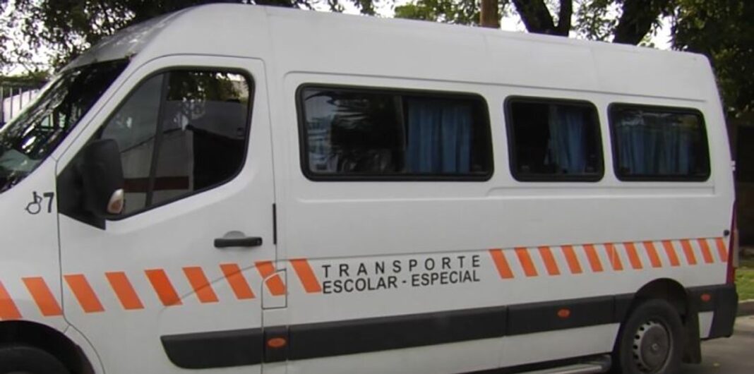 Vehículo de transporte escolar en una calle de Córdoba
