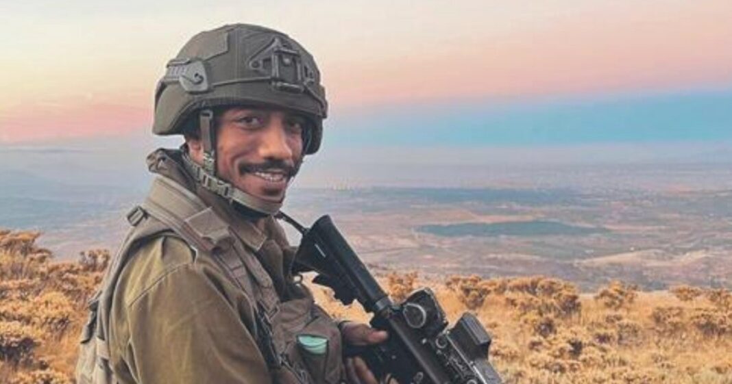Fotografía de Menashe Zalka, futbolista del Hapoel Hadera, con uniforme de fútbol.