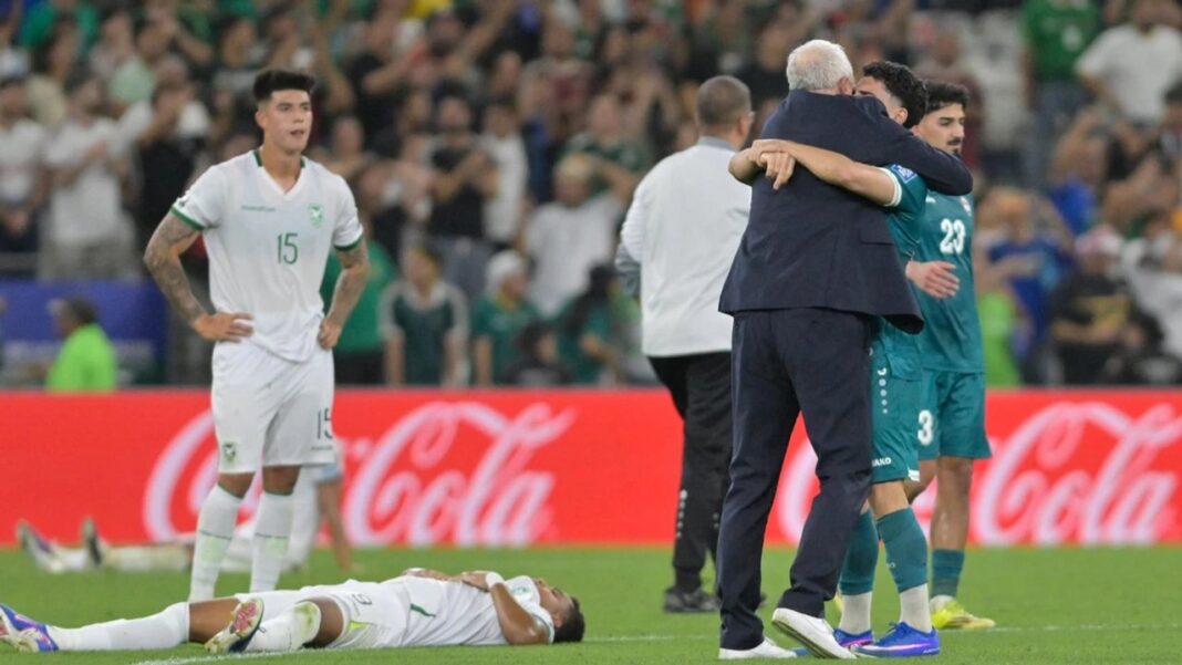 Jugadores de Bolivia e Irak durante el partido de repechaje por el Mundial 2026