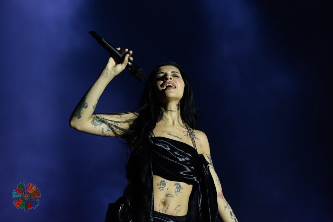 Ilustración conceptual de un pasaporte y figuras de una familia, representando el debate sobre autorizaciones de viaje para menores.