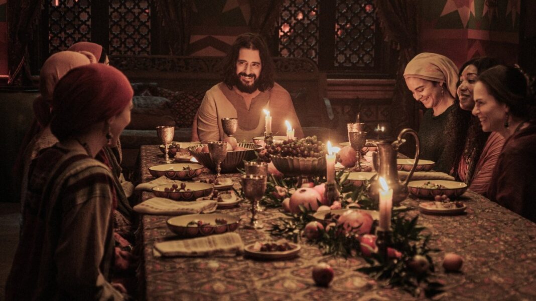 Pantalla de televisión o dispositivo móvil mostrando una escena de una serie o película con temática religiosa.